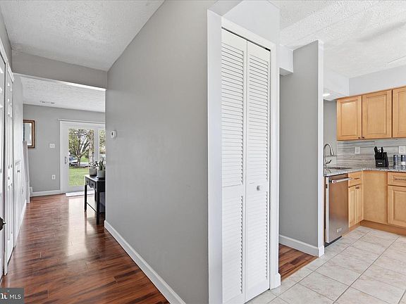 4th image of 1004 Wythe Ct NE
