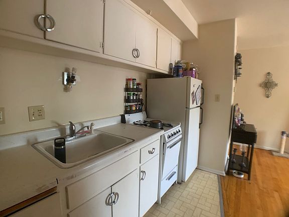 5th image of 1466 N Farwell Ave #15