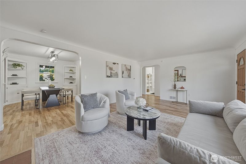 5th image of 825 8th St NW