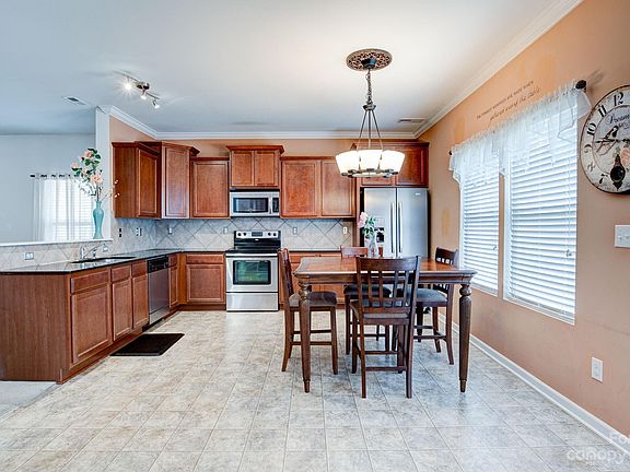 5th image of 1033 Joselynn Dr