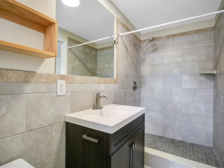 2117 E Esther St — Photo 15