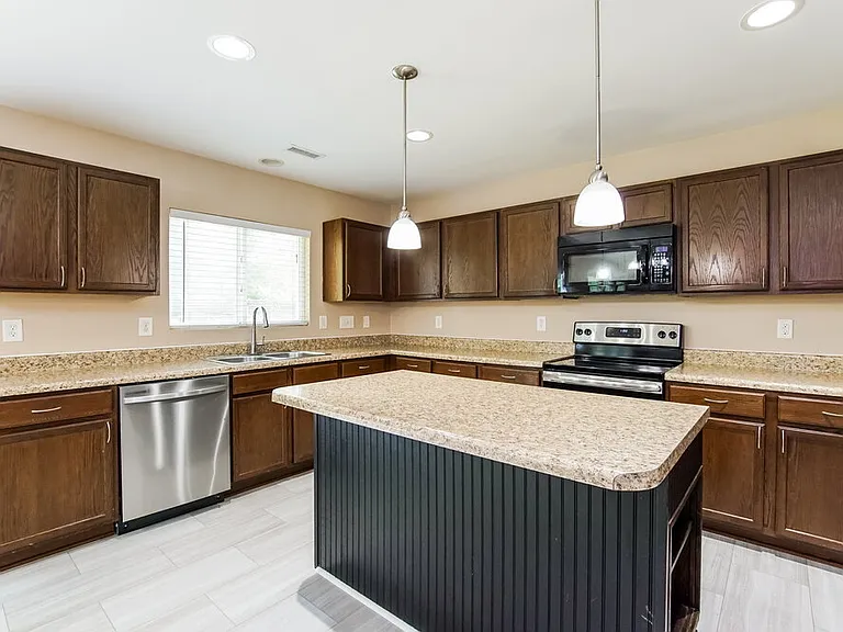 40 Norwich Dr — Photo 8