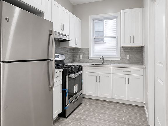 4th image of 133 Pearsall Ave #1