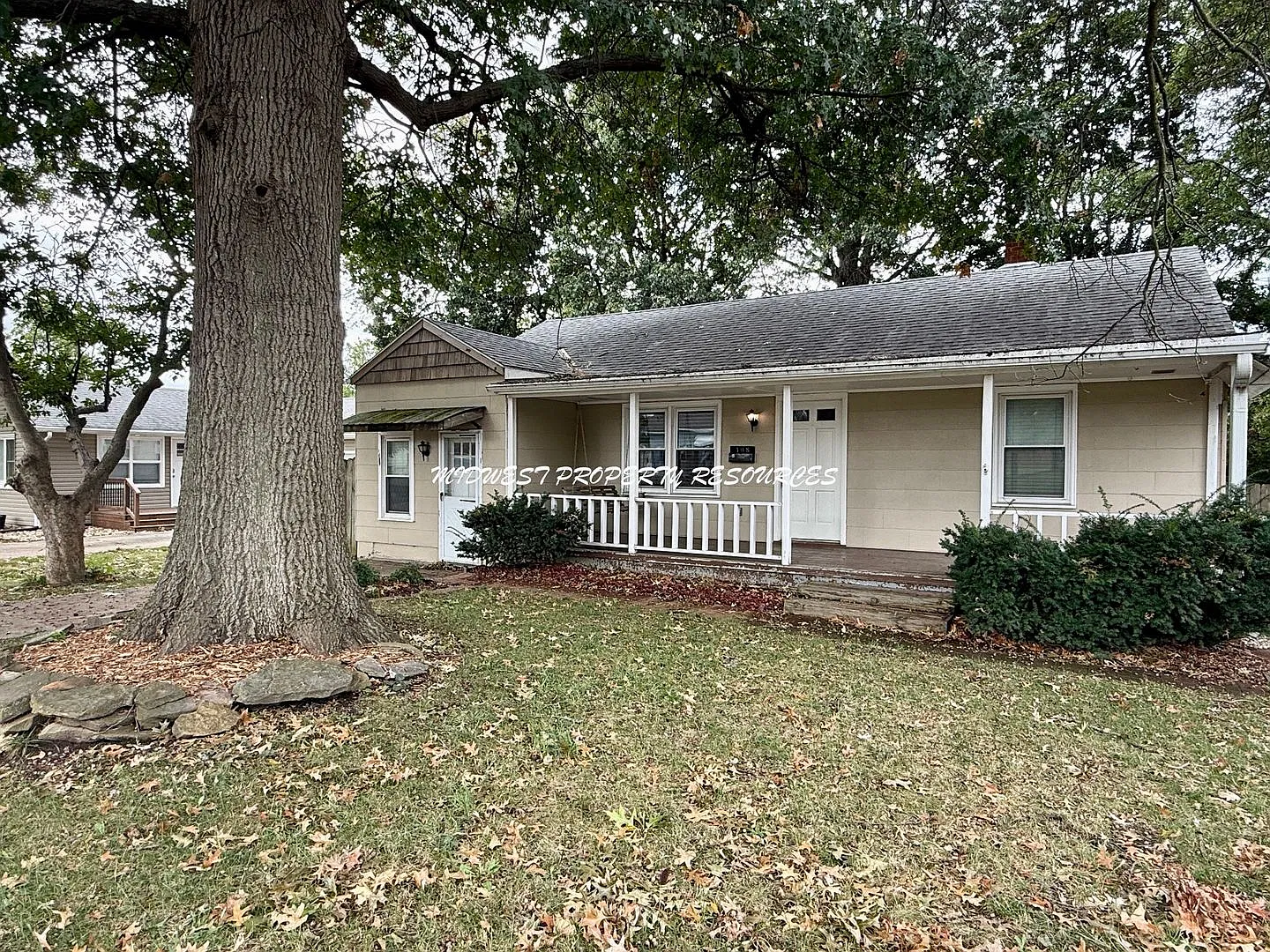 Charming Bungalow in Downtown Lee's Summit! — Photo 1