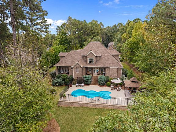 3rd image of 117 Wolf Hill Dr