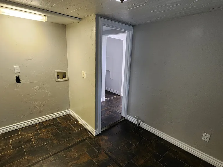 225 E Edwards St — Photo 23