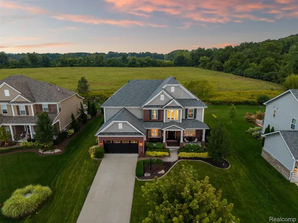 2210 Findley Cir, Lake Orion, MI 48360