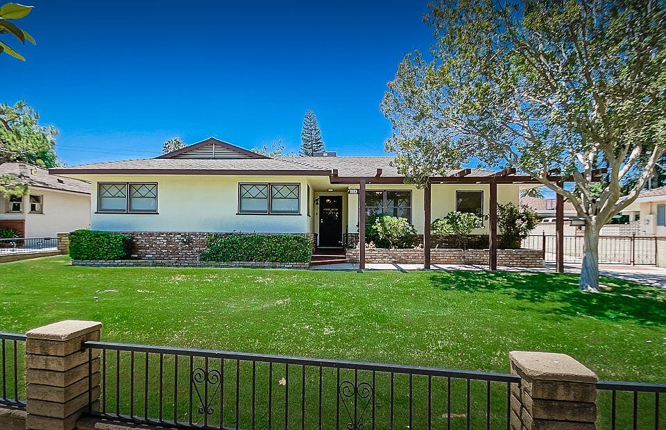 Nice yard. Wall/rod iron.