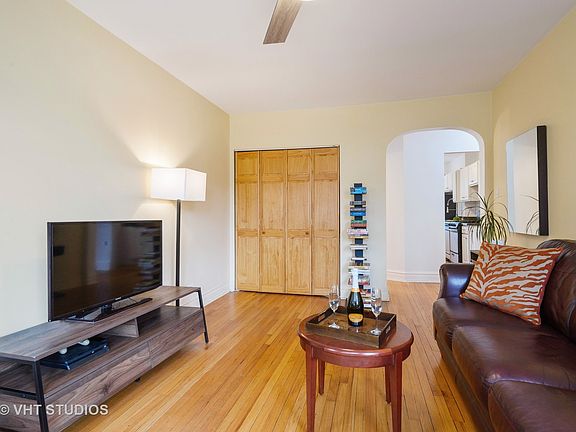 4th image of 2837.5 N Sawyer Ave #1W