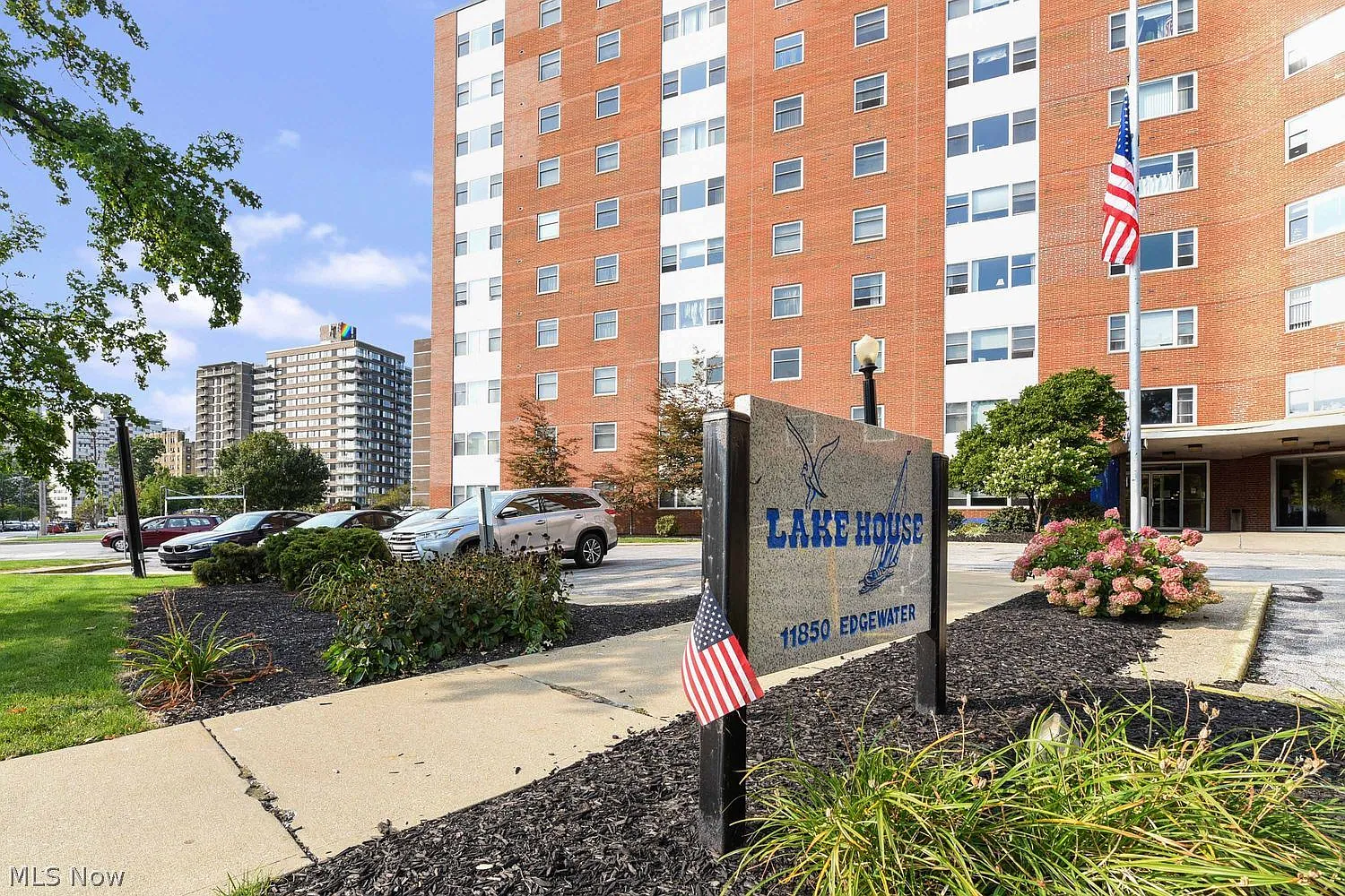 2 bed, 1.0 bath, 864 sqft, $1,800 — Photo 1
