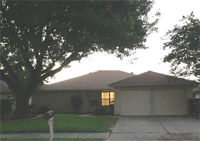 Very Pretty!! Spacious, well maintained home. Ready for you to move right in!!!