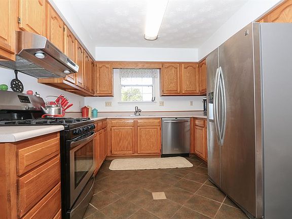 5th image of 122 Amber Way