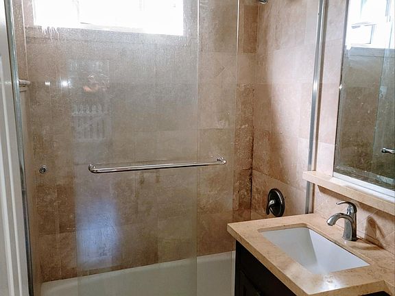 4th image of 1-626 Broadway St #1