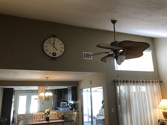 4th image of 9769 Oakcrest Ct