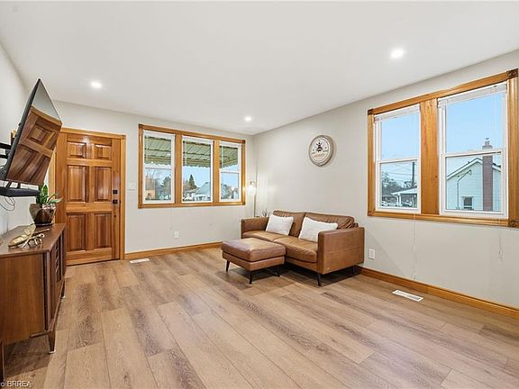 4th image of 366 Wellington St