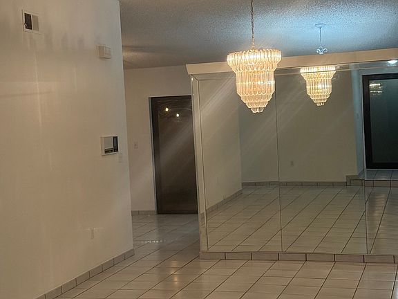 Sala de alante y comedor. Front living room and dining room.