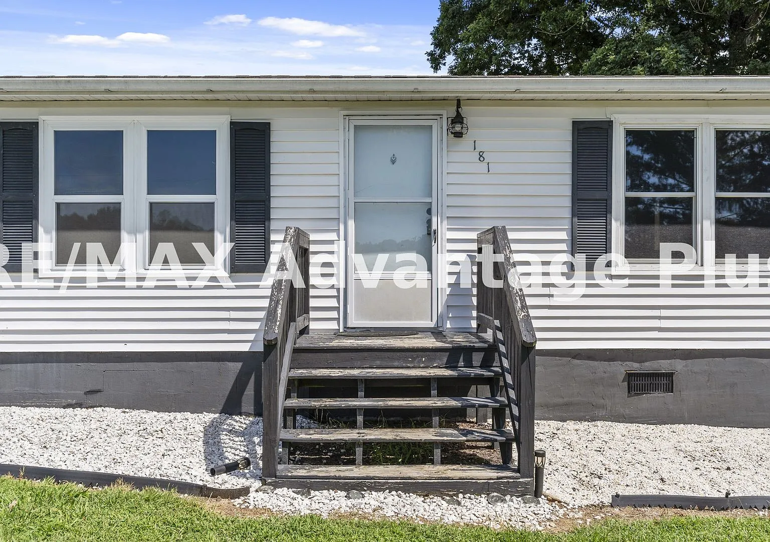 Charming 3-Bedroom Home with Private Setting and Nice Yard — Photo 2