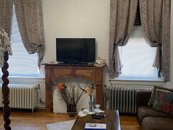 3rd image of 906 9th St #303