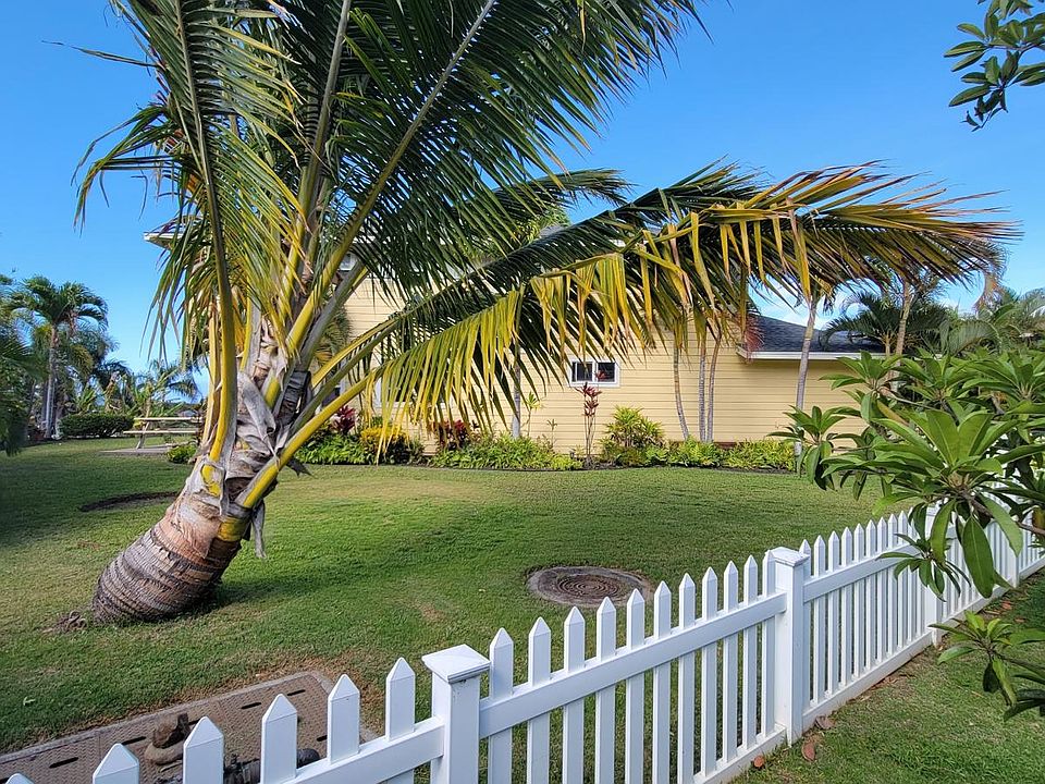 Side yard with lush, tropical landscaping