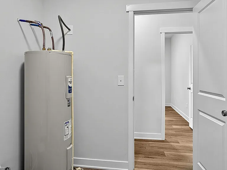 3953 Unit B (Upper level)