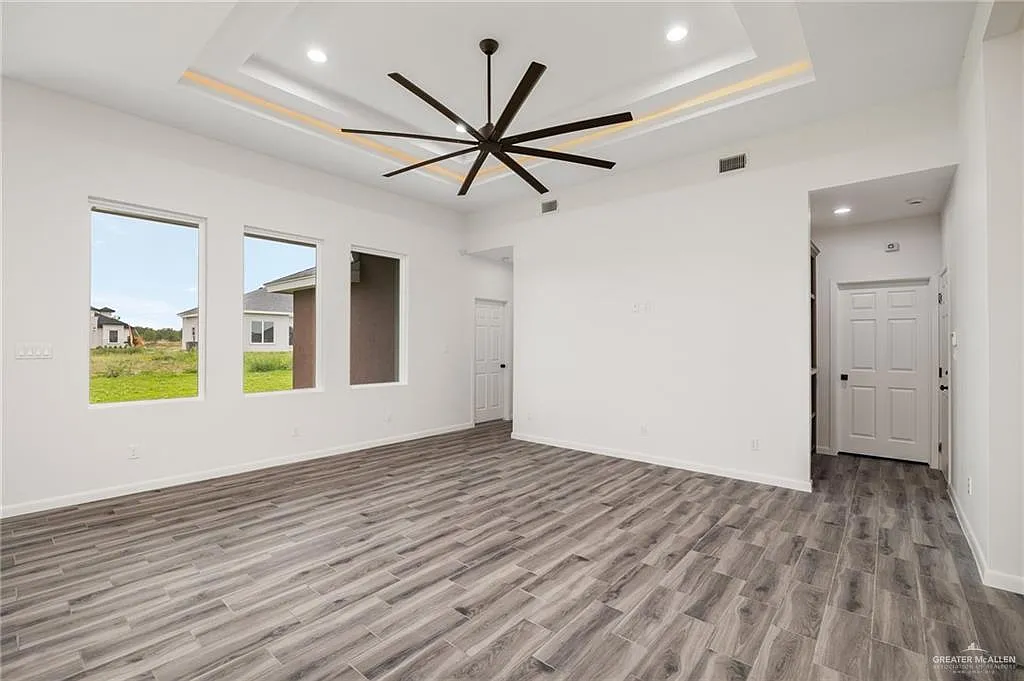 3 bed, 2.0 bath, 1737 sqft, $2,300 — Photo 3