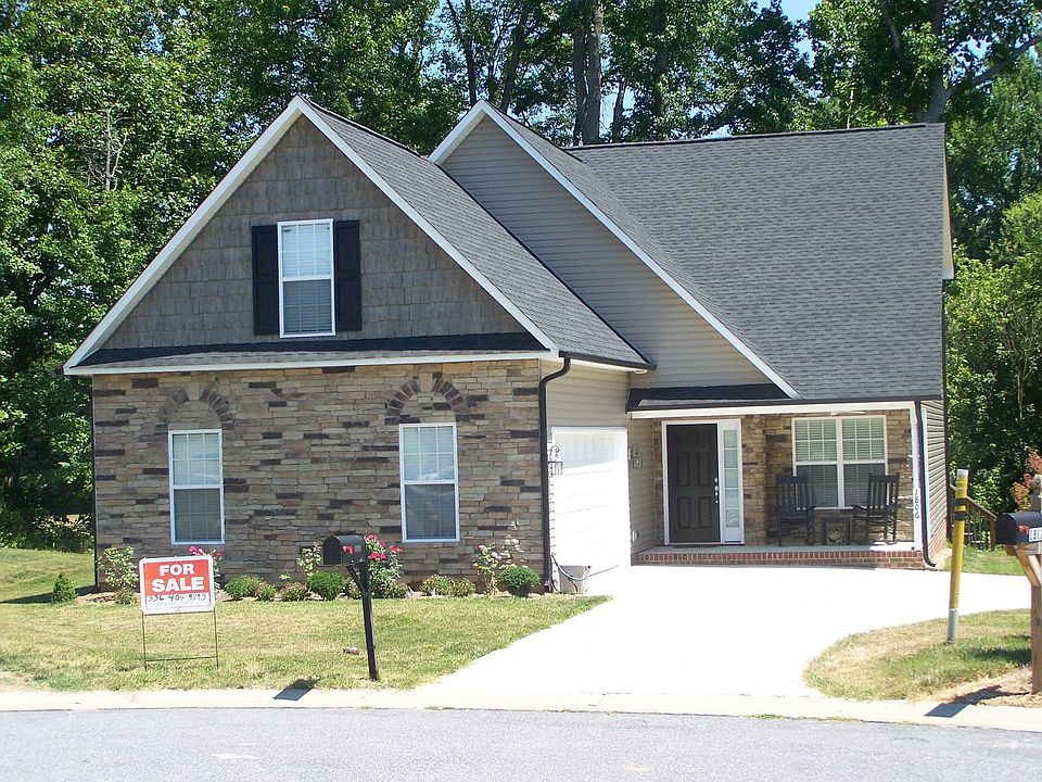 Stone front home on cul-de-sac