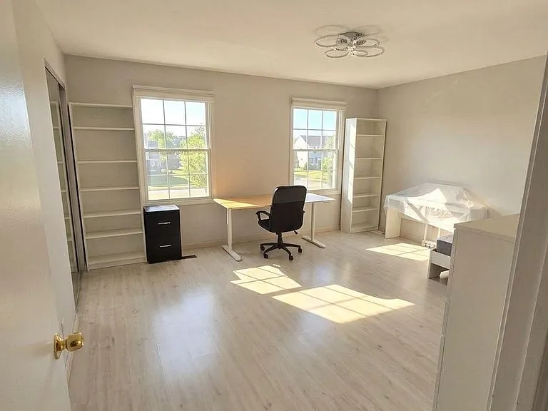 196 Grovenor Dr — Photo 11