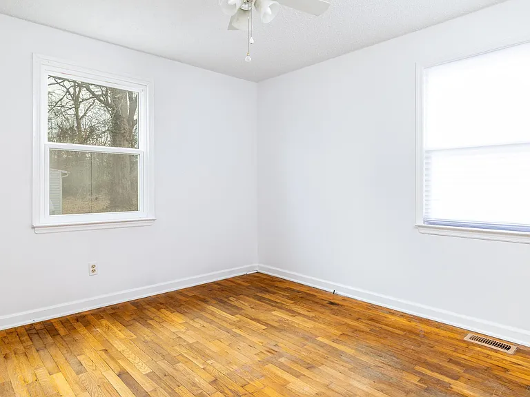 604 E Moody Ave — Photo 5