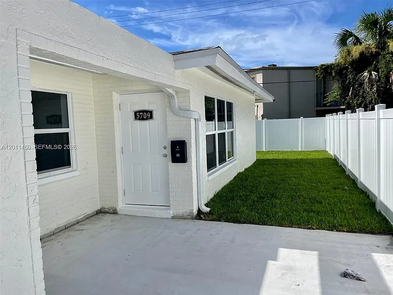 5711 NW 28th St #5711 — Photo 5