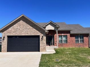 106 Twin Lakes Dr, Vine Grove, KY 40175