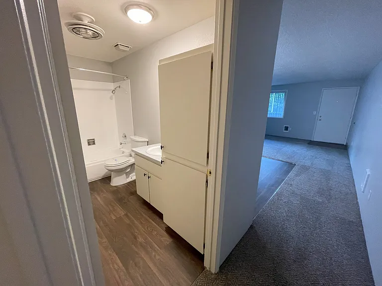 Eagle Pointe Apartments — Photo 16