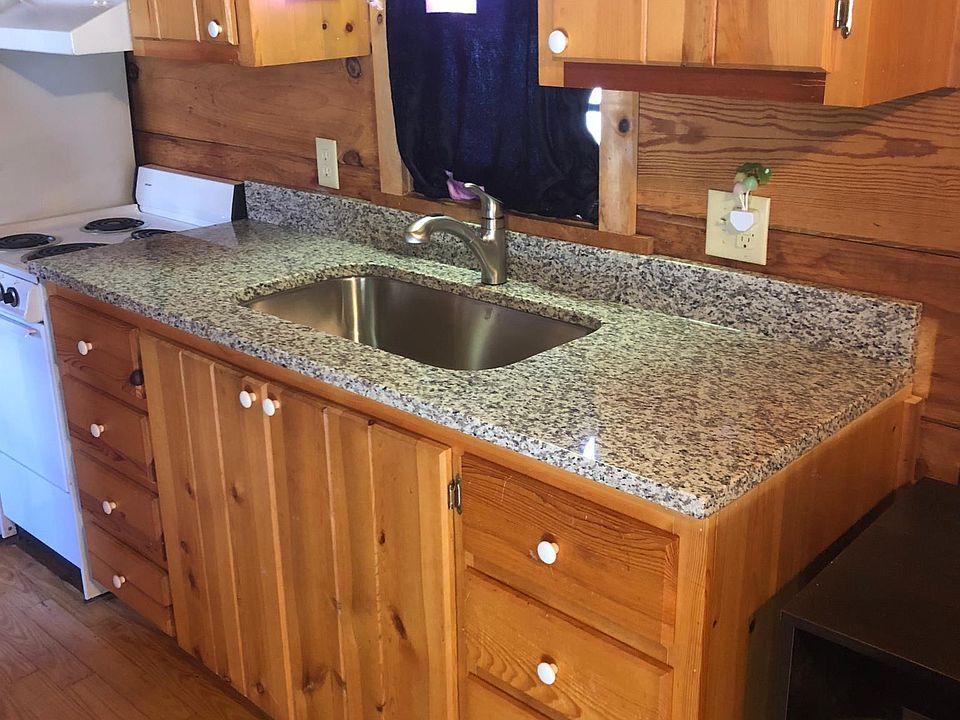 Kitchen and bath BOTH have granite countertops!