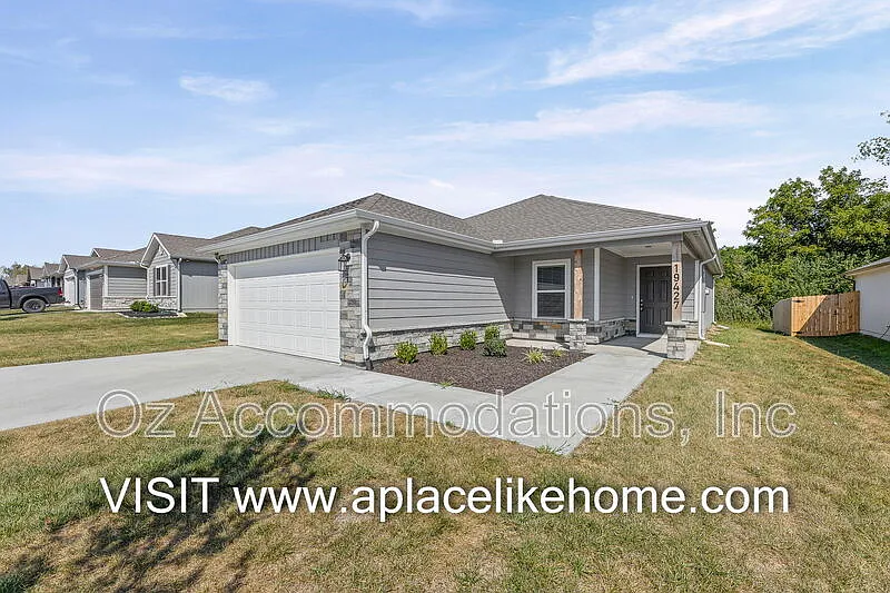 3 bed, 2.0 bath, 1260 sqft, $2,395 — Photo 1