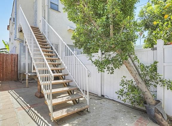 3rd image of 1527 S Cloverdale Ave