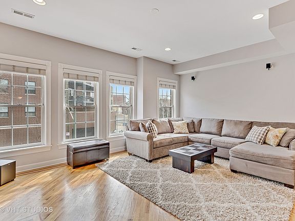 3rd image of 3044 N Oakley Ave APT 2N