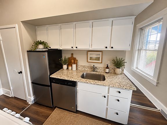 5th image of 101 S Victory St APT 304