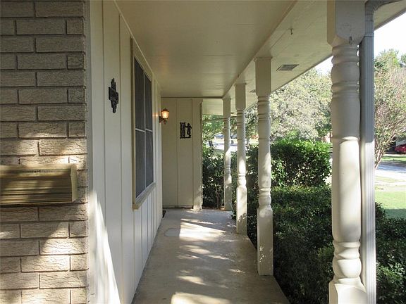 3rd image of 407 E Huitt Ln