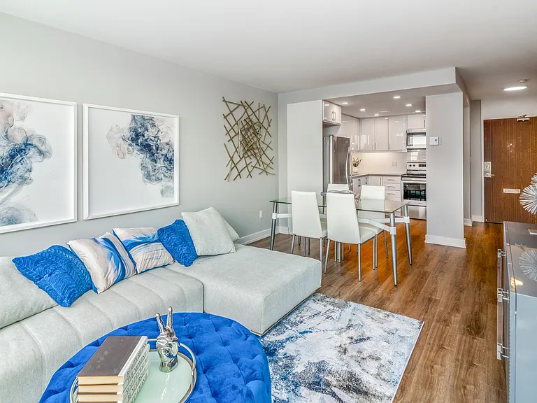 1177 Bloor St — Photo 4
