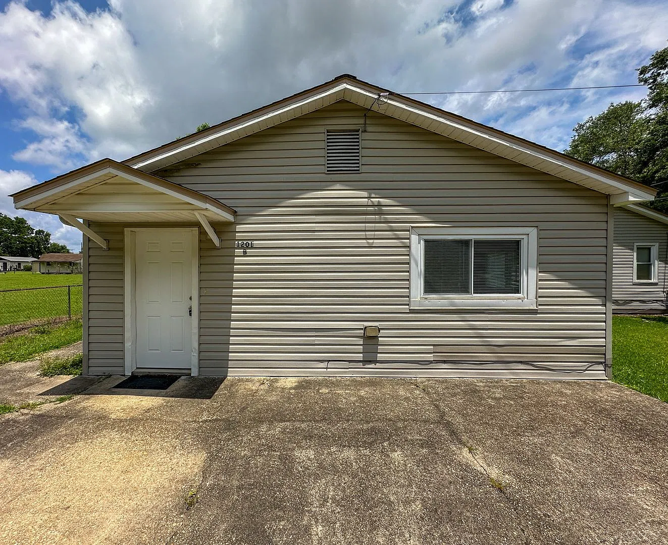 2 bedroom 1 bath with bonus room ~ lawn care included! — Photo 1