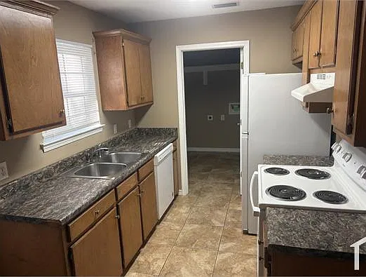 3 bed, 1300 sqft, $1,600 — Photo 2