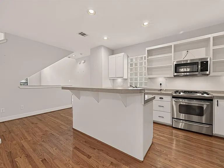 733 W 22nd St #D — Photo 19