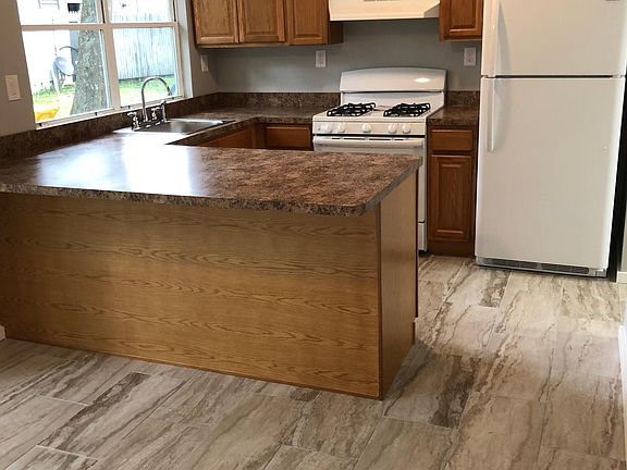 3rd image of 272 Woodlake Manor Dr