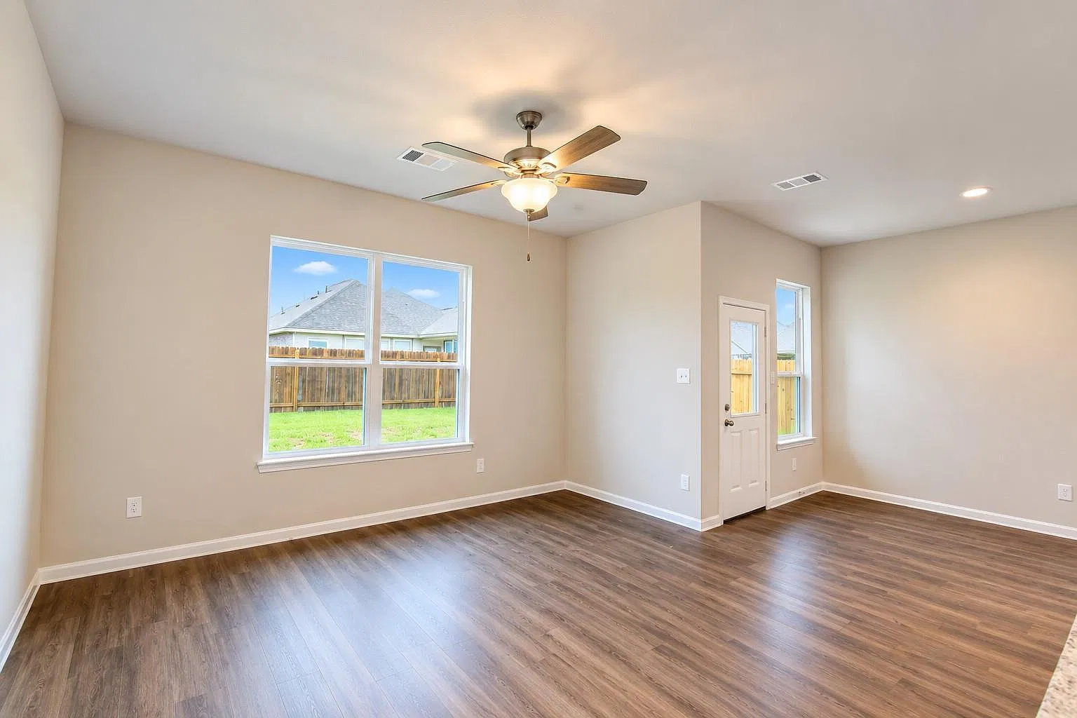 3 bed, 2.5 bath, 1643 sqft, $1,950 — Photo 3