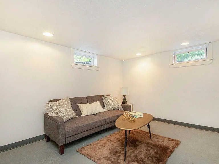 383 Elizabeth St — Photo 15