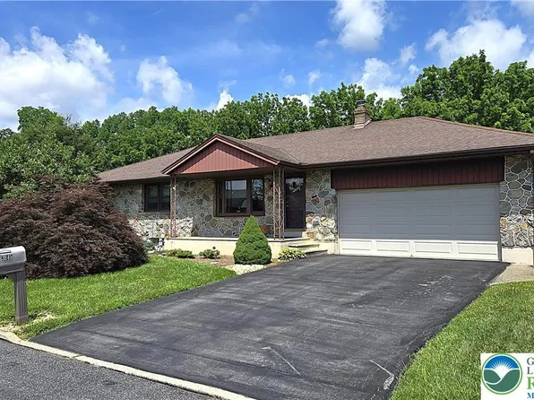 3845 Rosewood Ln, Whitehall, PA 18052
