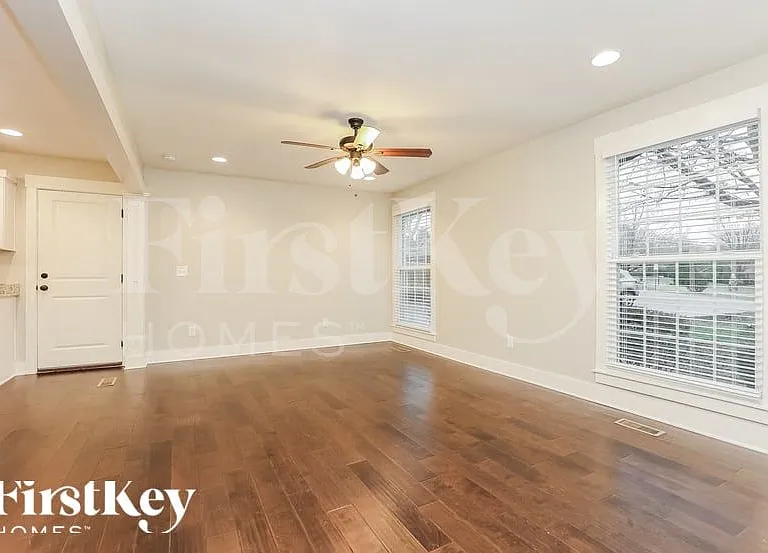 208 Beech Dr — Photo 3
