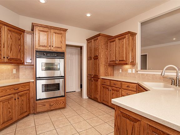 4th image of 4521 Blue Ray Cir