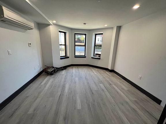 3rd image of 868 New York Ave Floor 1