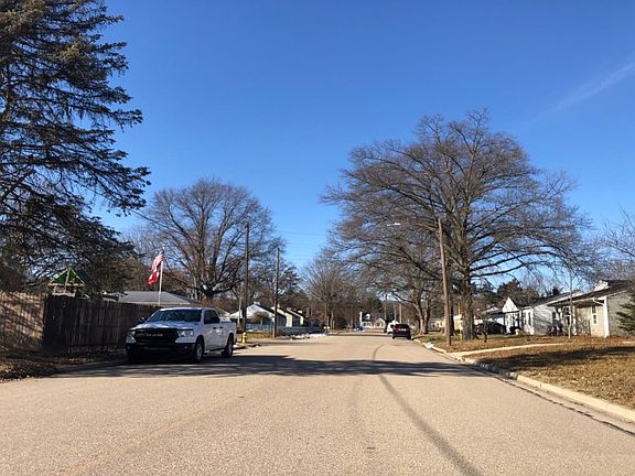 4th image of 44 Decker Ave