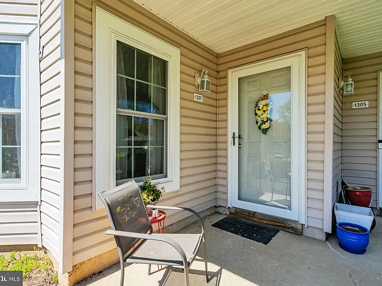 1307 Bennett Pl — Photo 5